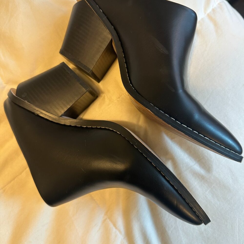 Euc Bcbgeneration Pointed Toe Black Leather Mules - image 6